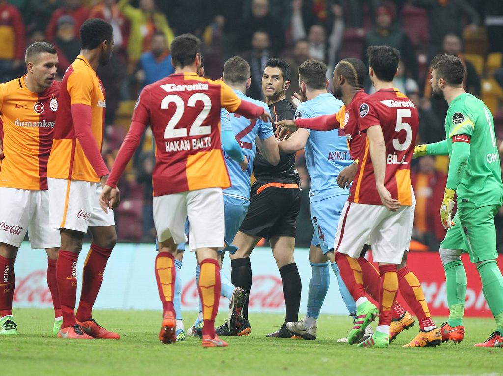 Beim Spiel zwischen Galatasaray und Trabzonspor hatte der Schiri viel zu tun