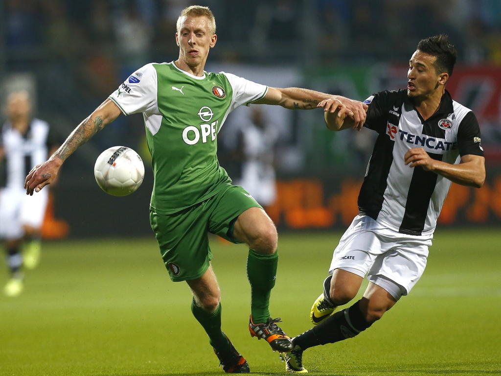 Jason Davidson (r.) en Lex Immers (l.) vechten om de bal tijdens Heracles Almelo - Feyenoord. (2-4-2014)