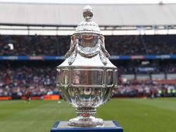 De winnaar van het duel tussen PEC Zwolle en Ajax mag de KNVB Beker in ontvangst nemen. (20-04-2014)