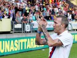 Fernando Ricksen neemt afscheid van het publiek na afloop van de erewedstrijd die in het teken stond van de voormalige voetballer. Hij kampt met ALS. (25-05-2014)