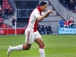 Anwar El Ghazi zet een minuut na zijn invalbeurt Ajax op een 3-1 voorsprong tegen FC Utrecht. De aanvaller is creatief in zijn viering. (14-12-2014)