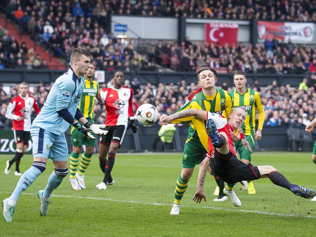 Lex Immers wurmt zich voor ADO Den Haag-verdediger Timothy Derijck en zet Feyenoord op voorsprong (01-02-2015).