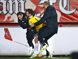 Erik Falkenburg (m, geel.) wordt overrompeld door zijn teamgenoten nadat hij NAC Breda in de 88e minuut naast FC Twente heeft geschoten. (28-02-2015)