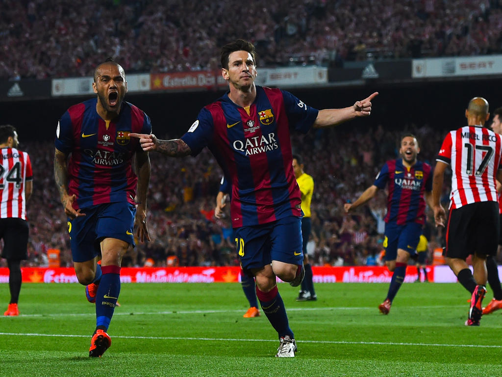 Na een geweldige solo rondt Lionel Messi (m.) knap af in de bekerfinale van de Copa del Rey. De Argentijn blijft echter kalm tijdens het juichen. (30-05-2015)
