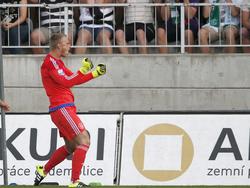Jasper Cillessen schreeuwt het uit na een Amsterdams gelukje. Ajax krijgt in de voorronde van de Europa League een penalty tegen, maar deze wordt gemist. (27-08-2015)