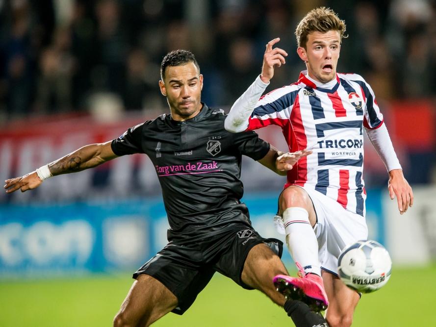 Lucas Andersen (r.) neemt de bal knap aan onder druk tijdens de wedstrijd Willem II - FC Utrecht. (19-09-2015)