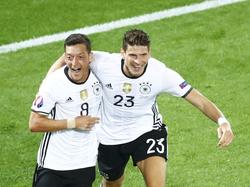 Mesut Özil (l.) en Mario Gomez (r.) vieren de 1-0 van eerstgenoemde tijdens het EK-duel Duitsland - Italië (02-07-2016).