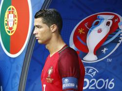 Cristiano Ronaldo betreedt gespannen het Vélodrome. De aanvoerder van Portugal maakt zich op voor de kwartfinale van het Europees kampioenschap tegen Polen. (30-06-2016)