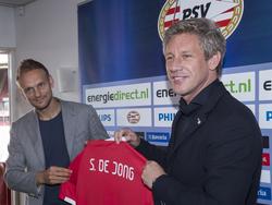 Siem de Jong (l.) krijgt zijn eerste PSV-shirt uit handen van technisch directeur Marcel Brands (r.) 22-08-2016).