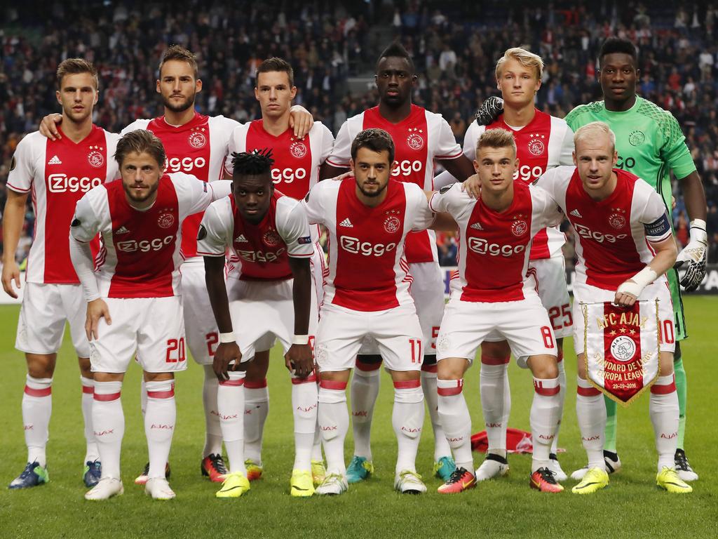 De basisploeg van Ajax poseert voor de camera's voorafgaand aan het duel met Standard Luik. (29-09-2016)