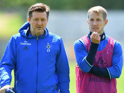 Christian Titz (l.) bat seine Akteure zur ersten Trainingseinheit