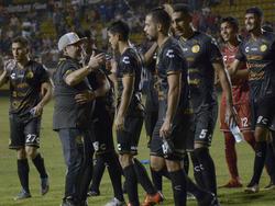 Maradona felicita a sus jugadores tras el final del partido. (Foto: Getty)