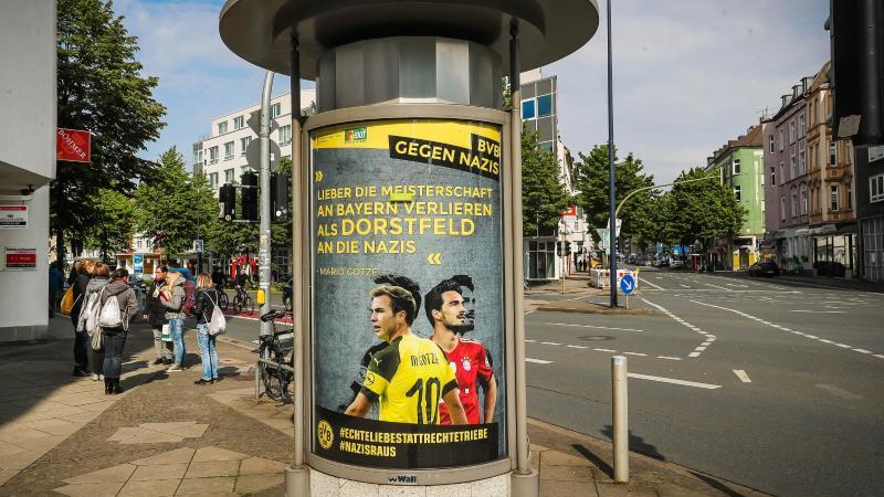 Unbekannte haben in Werbevitrinen unerlaubt Plakate platziert Unbekannte haben in Werbevitrinen unerlaubt Plakate platziert