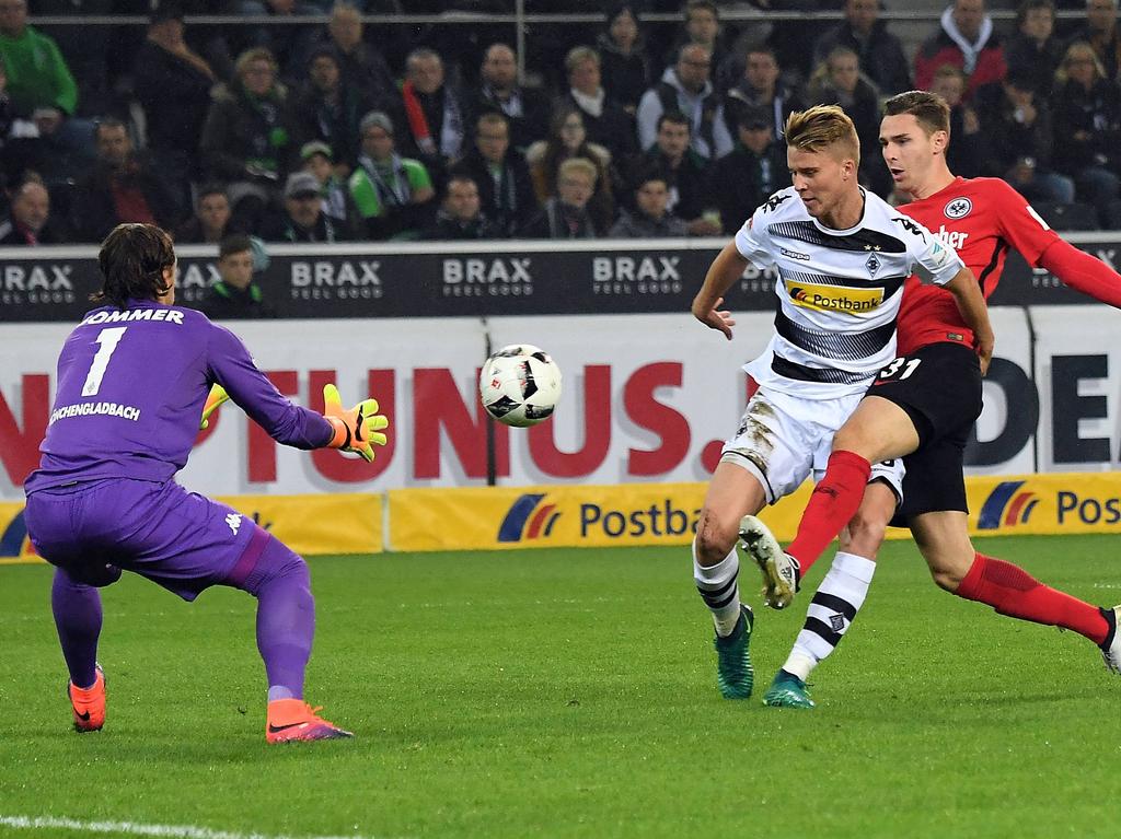 Nico Elvedi evita el gol de Branimir Hrgota del Eintracht Frankfurt. (Foto: Getty)