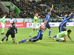 Schalke-Verteidiger Höwedes (Mitte) bekam gegen Wolfsburg keinen Elfmeter