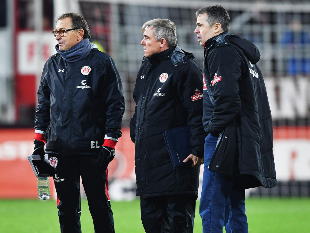 Die Vereinsführung stärkt St.-Pauli-Coach Ewald Lienen (l.) den Rücken