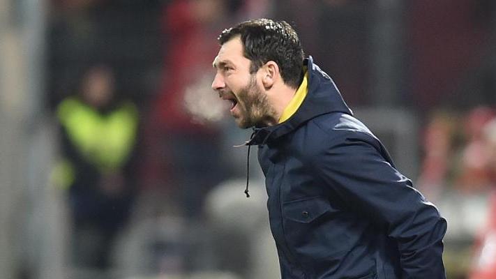 Fiebert noch mit seinem ehemaligen Team mit: Ex-Mainz-Coach Sandro Schwarz Fiebert noch mit seinem ehemaligen Team mit: Ex-Mainz-Coach Sandro Schwarz