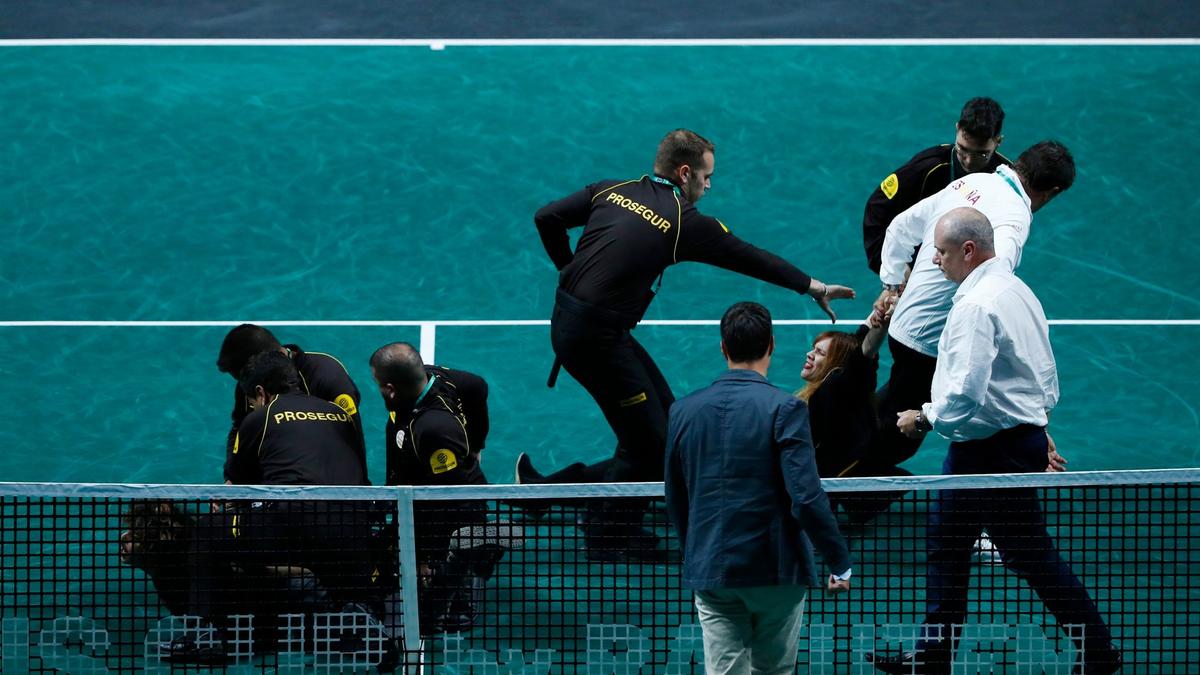 Klima-Aktivisten werden während des Davis-Cup-Viertelfinalspiels zwischen Kroatien und Spanien abgeführt