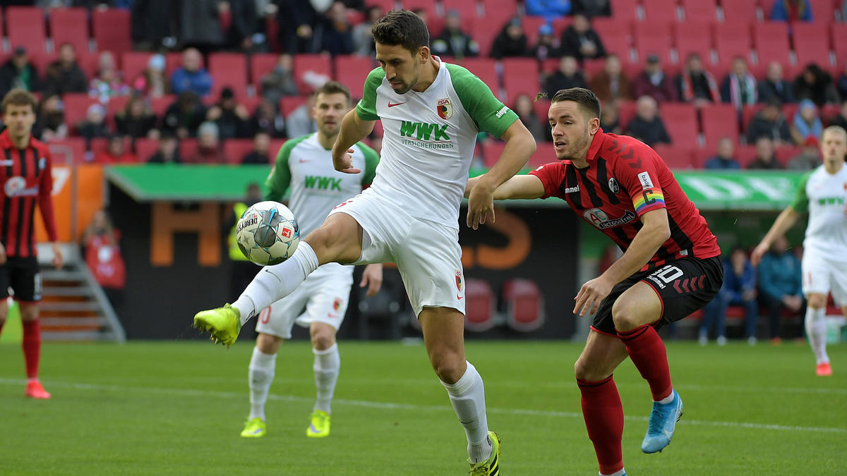 Schwacher Fc Augsburg Duselt Sich Zum Punktgewinn Gegen Freiburg