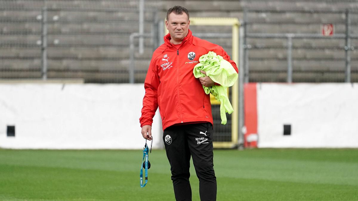 Seit Dienstag trainiert Uwe Koschinat mit seiner Mannschaft in Kleingruppen Seit Dienstag trainiert Uwe Koschinat mit seiner Mannschaft in Kleingruppen
