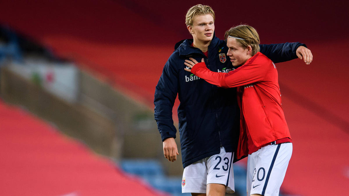 VfL Wolfsburg zeigt wohl Interesse an Jens Petter Hauge (r.)
