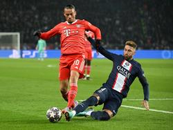 Auf den Boden gegangen: PSG-Profi Sergio Ramos versucht Bayerns Leroy Sané zu bremsen