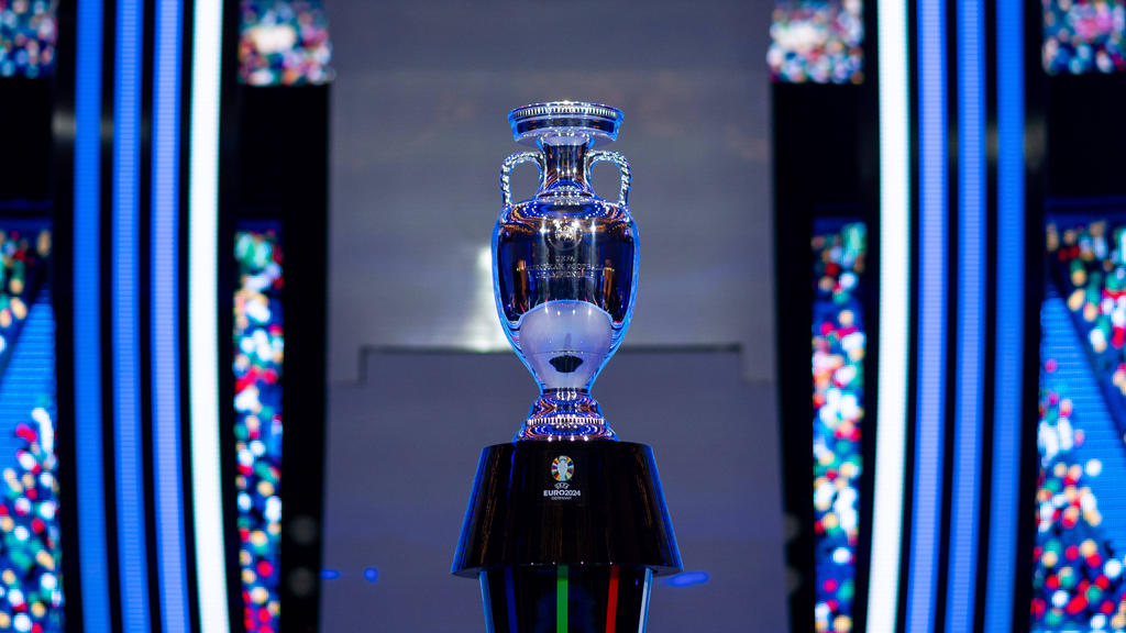 Der EM-Pokal wurde am Samstag in Hamburg präsentiert