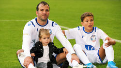 Rafael van der Vaart (l.) mit seinem Sohn Damian (r.) bei einem HSV-Allstars-Spiel