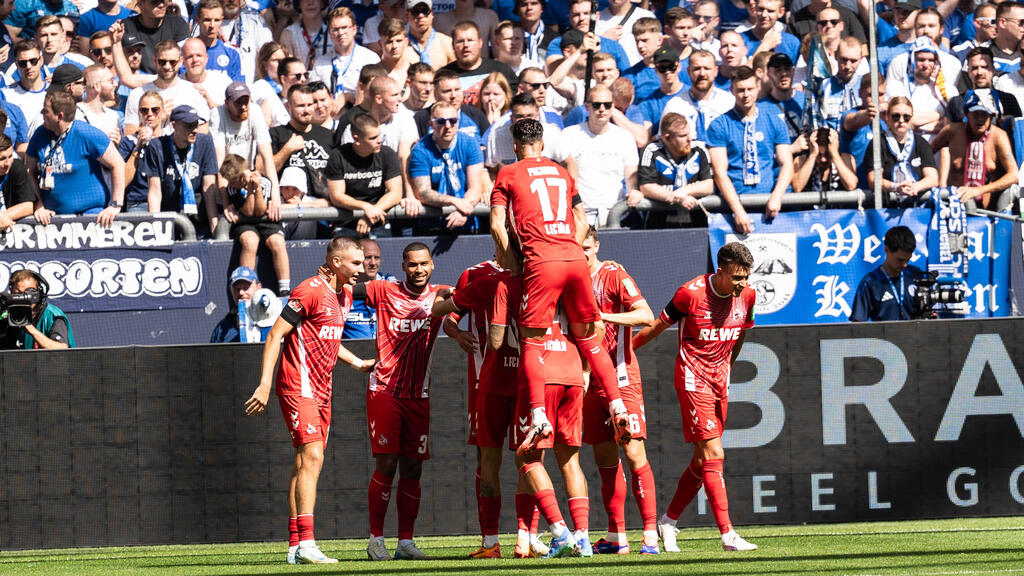 Jubel beim 1. FC Köln nach dem Auswärtssieg auf Schalke