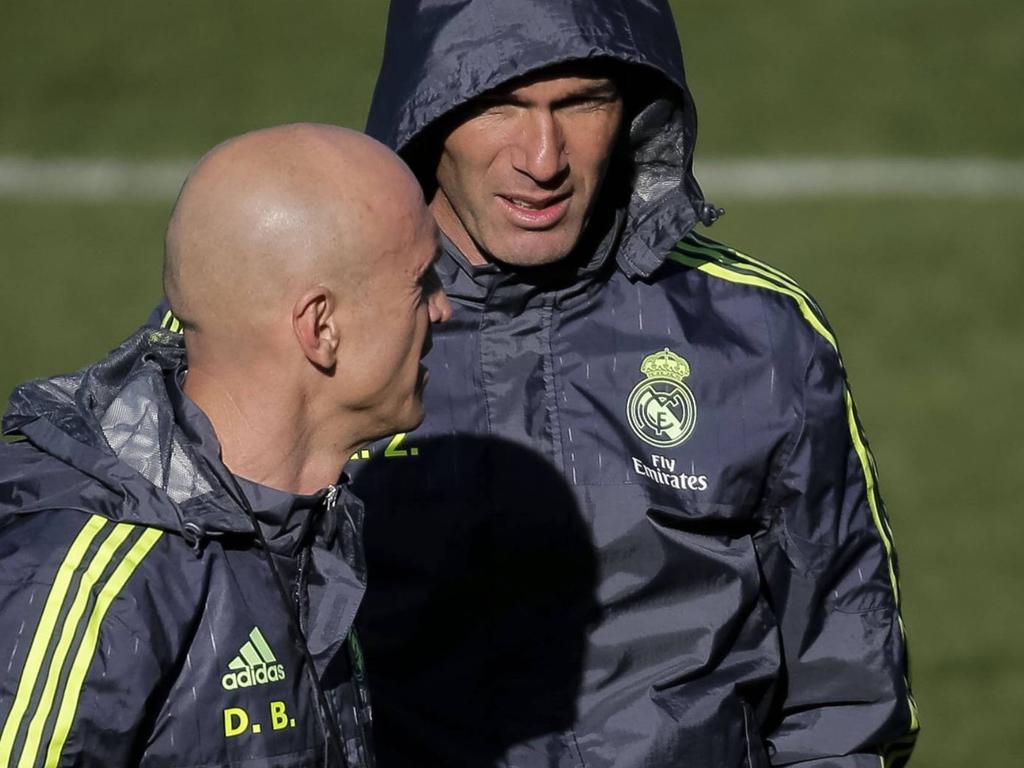 Real-Trainer Zinedine Zidane (r) und sein Assistent David Bettoni