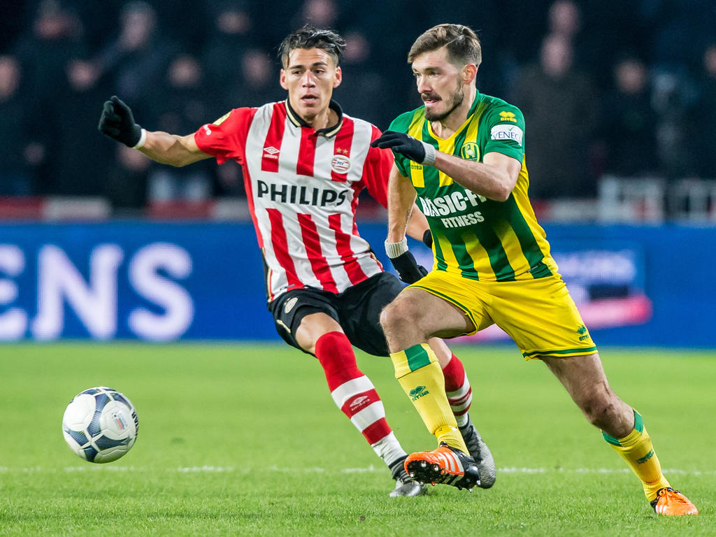 Héctor Moreno (l.) moet in de achtervolging bij Édouard Duplan (r.) tijdens PSV - ADO Den Haag. (27-02-2016)