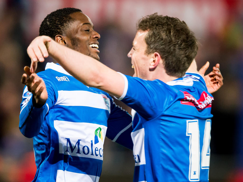 Queensy Menig (l.) maakt na een klein halfuur spelen de 2-0 tijdens de wedstrijd PEC Zwolle - Willem II en wordt geknuffeld door Wout Brama (r.). (19-03-2016)