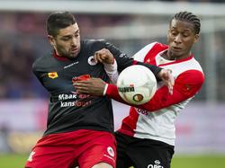 Moussa Kalisse (l.) en Rodny Lopes Cabral (r.) vechten om de bal tijdens het benefietduel tussen Feyenoord en Excelsior. (05-01-2014)