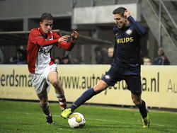 Frits Dantuma (l.) probeert Peter van Ooijen de bal af te pakken tijdens FC Emmen - Jong PSV. (16-11-2013)