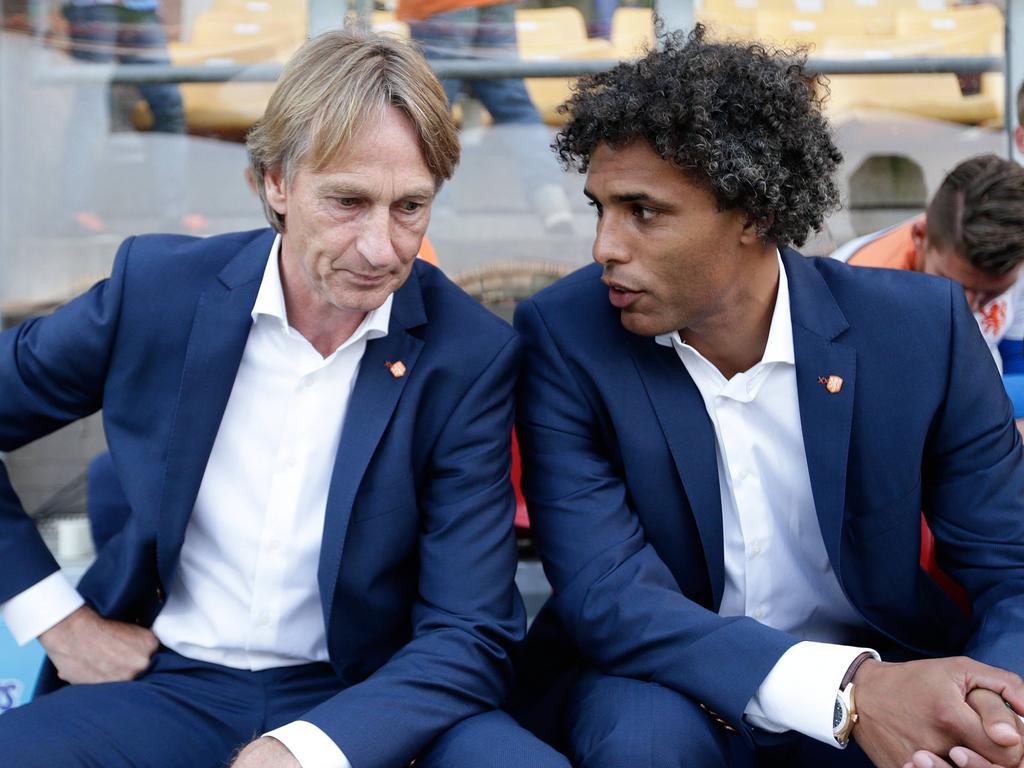 Adrie Koster (l.) en Pierre van Hooijdonk overleggen tijdens de wedstrijd Jong Oranje - Jong Georgië. (05-09-2014)