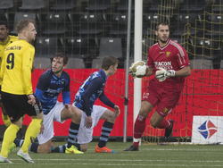 Niki Mäenpää heeft de bal onderschept en wil hem uitgooien tijdens de wedstrijd VVV Venlo-Fortuna Sittard. (21-12-14)