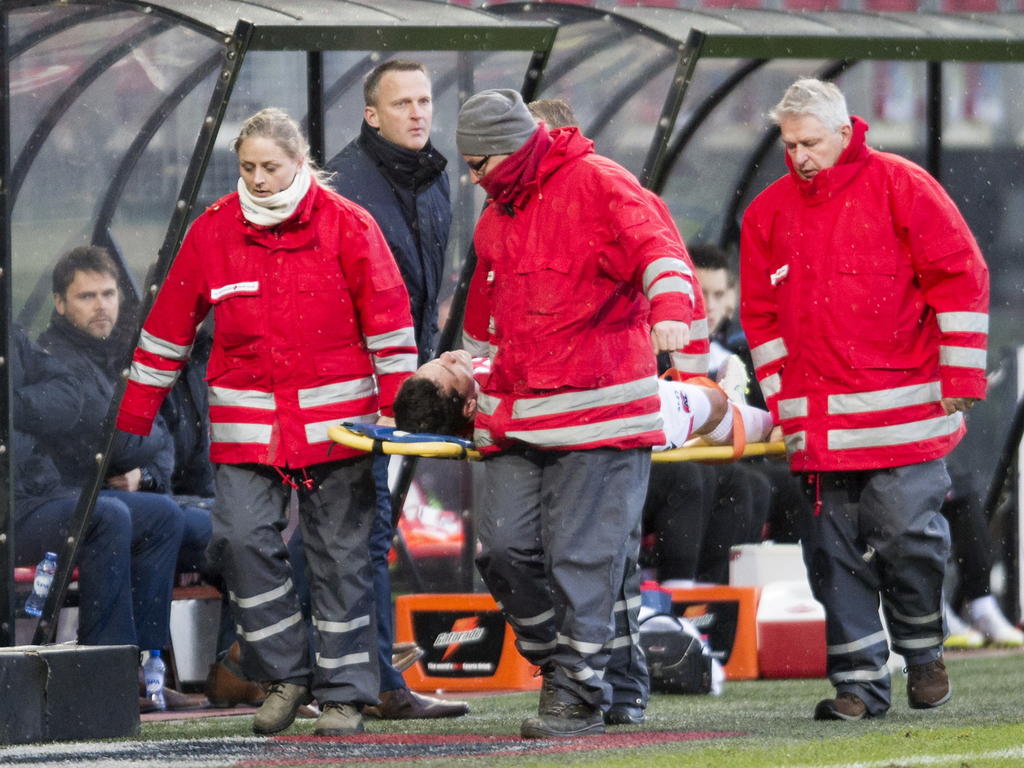 Celso Ortíz verlaat per brancard het veld tijdens AZ - Heracles Almelo. (01-02-2015).