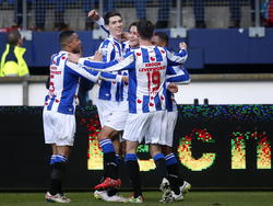 SC Heerenveen komt op een 1-0 voorsprong tegen FC Groningen en dat vieren de spelers van de Friezen met onder andere Van Amersfoort (tweede van links). (22-02-2015)