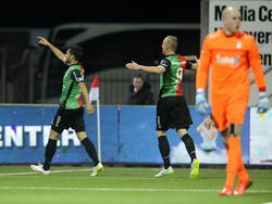 Alireza Jahanbakhsh (l.) viert samen met NEC-ploeggenoot Sjoerd Ars (m.) een feestje nadat hij zijn ploet tegen FC Emmen op 0-1 heeft gezet. FC Emmen-doelman Wesley de Ruiter (r.) heeft het nakijken. (13-02-2015)