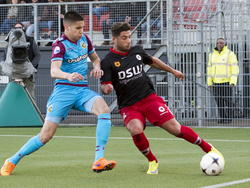 Ninos Gouriye (r.) kan vlak voordat de bal over de achterlijn rolt voorzetten. Kevin Diks probeert dit tijdens Excelsior - Vitesse te voorkomen, maar is te laat. (11-04-2015)