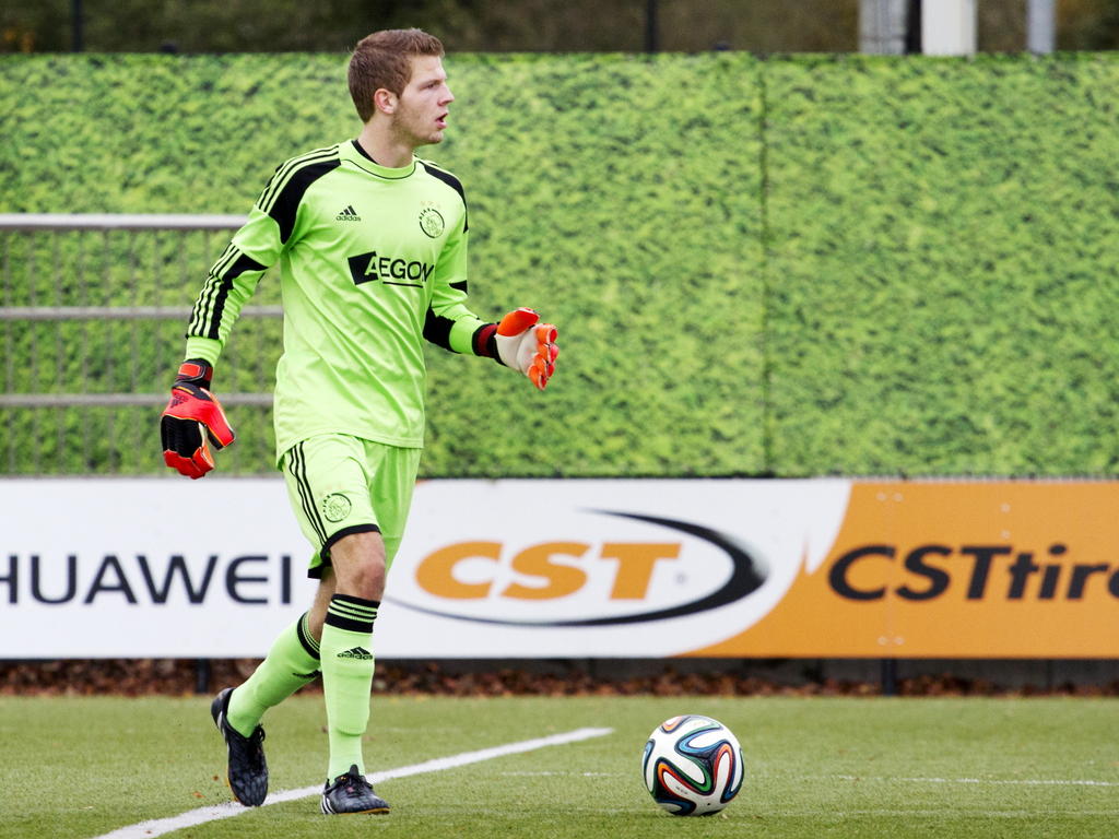 Mike Grim heeft de bal aan de voet tijdens het competitieduel Ajax A2 - FC Volendam A1. (25-10-2014)