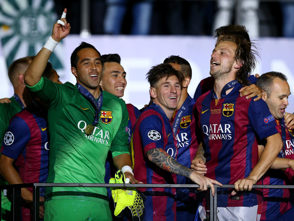 De izquierda a derecha: Bravo, Messi y Rakitic celebran la Champions League. (Foto: Getty)
