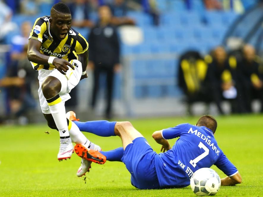 Tom Van Hyfte (r.) probeert met zijn sliding de bal te raken, maar het enige wat hij raakt is het been van Marvelous Nakambe (l.) tijdens Vitesse - Roda JC. (14-08-2015)