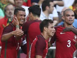 Cristiano Ronaldo (l.) hat sich mit Portugal warm geschossen