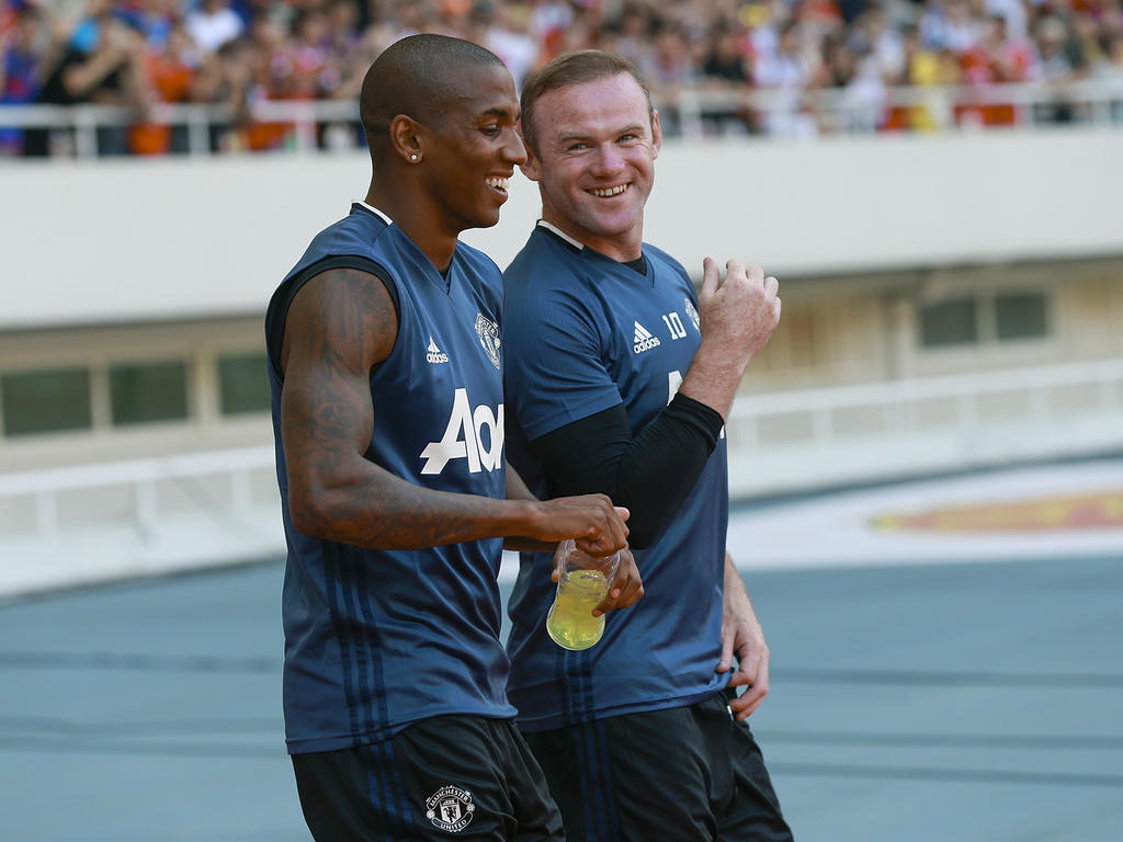 Wayne Rooney (r) soll weiterhin seine Mannschaftskollegen als Kapitän führen