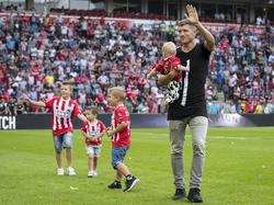 In de rust van de wedstrijd PSV - AZ neemt het publiek in het Philips Stadion afscheid van Stijn Schaars, die de overstap maakte naar sc Heerenveen. (14-08-2016)