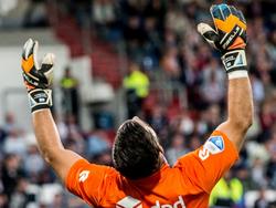 Willem II-doelman Kostas Lamprou heft vertwijfeld zijn handen ten hemel. De keeper gaat gruwelijk in de fout tegen Vitesse. (06-08-2016)