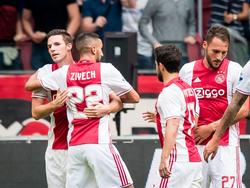 Ajax viert de 1-0 van Nick Viergever (l.) tijdens het competitieduel Ajax - Vitesse (11-09-2016).