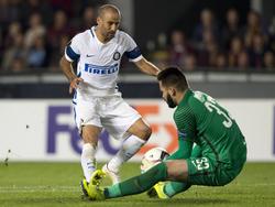 Rodrigo Palacio (l.) van Inter stuit op Sparta Praag-doelman Tomáš Koubek. (29-09-2016)