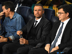 Luis Enrique (M.) darf wohl beim FC Barcelona bleiben